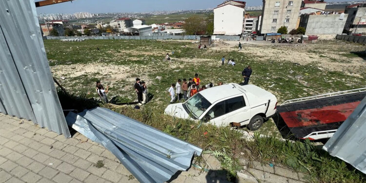 Avcılar'da kamyonet arsaya uçtu