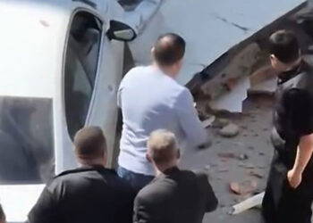 Avcılar'da otomobilin üzerine beton parçaları düştü