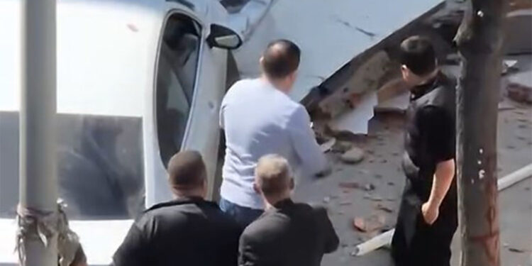 Avcılar'da otomobilin üzerine beton parçaları düştü