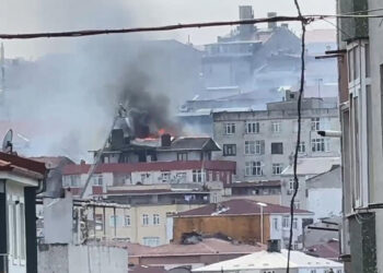 Bağcılar'da binanın çatısında yangın