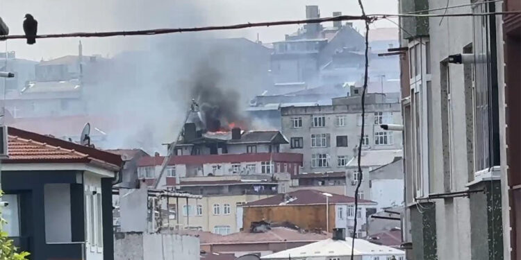 Bağcılar'da binanın çatısında yangın