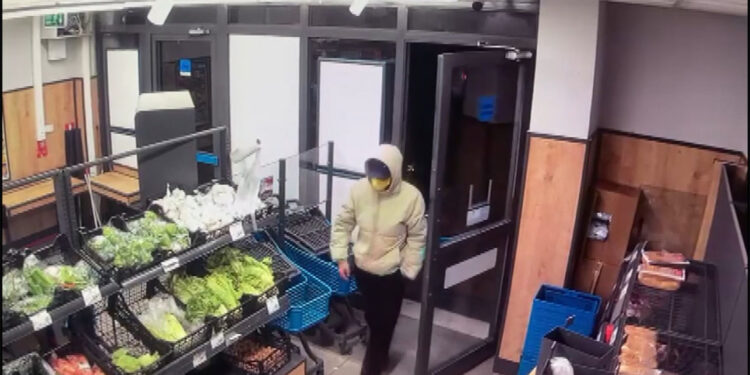 Bağcılar'da market çalışanını bıçakla tehdit edip 80 bin lira gasbetti