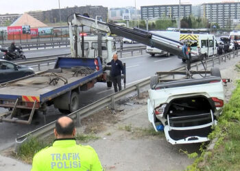 Bakırköy'de servis minibüsünün karıştığı zincirleme kazada 5 kişi yaralandı