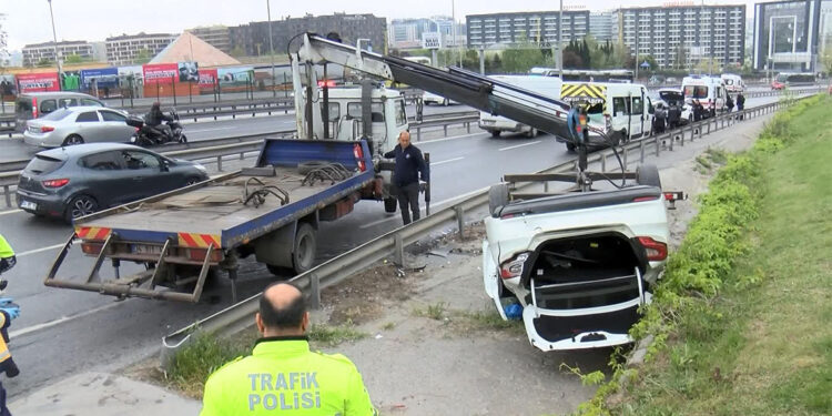 Bakırköy'de servis minibüsünün karıştığı zincirleme kazada 5 kişi yaralandı