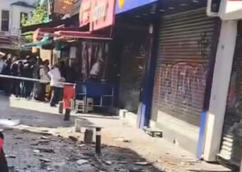 Beşiktaş Çarşı'da 4 katlı binanın çatısından kopan parçalar sokağa düştü