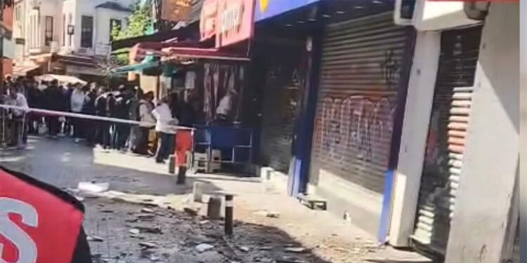 Beşiktaş Çarşı'da 4 katlı binanın çatısından kopan parçalar sokağa düştü
