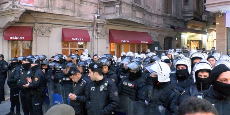 Filistin'e destek gösterisinde arbede