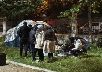 Evlerine girmeyenler mesire alanlarında çadır kurup ateş yaktı