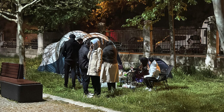 Evlerine girmeyenler mesire alanlarında çadır kurup ateş yaktı