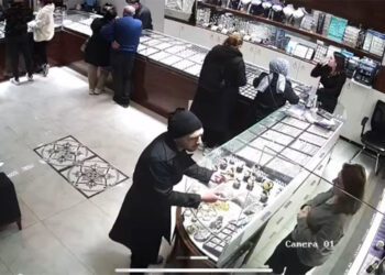 Esenyurt'ta müşteri gibi kuyumcuya girdi, 560 bin liralık bilezikleri alıp kaçtı
