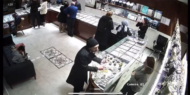 Esenyurt'ta müşteri gibi kuyumcuya girdi, 560 bin liralık bilezikleri alıp kaçtı