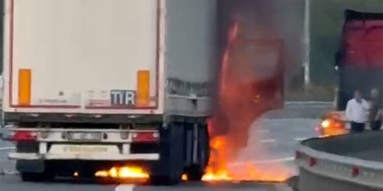 Eyüpsultan Kuzey Marmara Otoyolu'nda TIR alev alev yandı