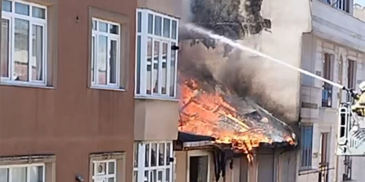 Gaziosmanpaşa'da 4 katlı binada yangın