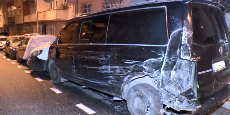 Gaziosmanpaşa'da kamyonet 9 araca çarptı: 3 yaralı