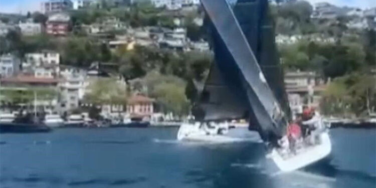 Deprem anında yönü değişen yelkenli yan yattı