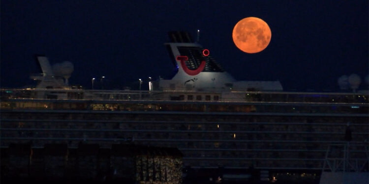 İstanbul'da baharın habercisi 'Pembe Ay' görsel şölen oluşturdu