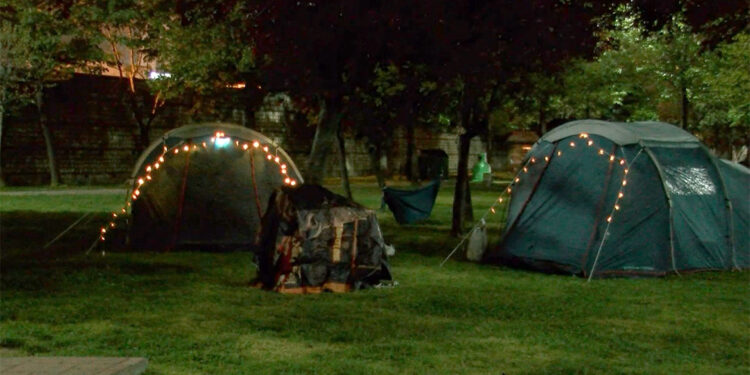 Çadırlardaki deprem nöbeti ikinci gece de sürdü