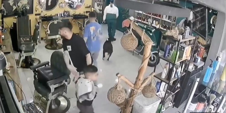 İstanbul'da deprem anları kamerada