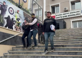 İstanbul'da kendilerini polis olarak tanıtıp profesörü dolandırdılar