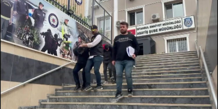 İstanbul'da kendilerini polis olarak tanıtıp profesörü dolandırdılar