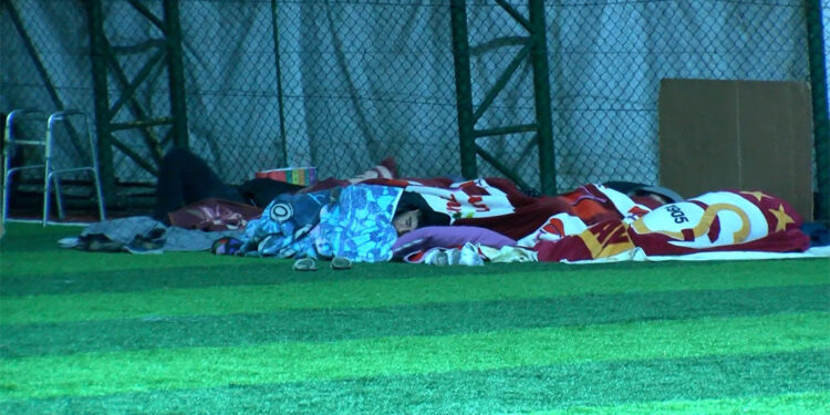 İstanbullular geceyi okullar parklar ve spor salonlarında geçirdi