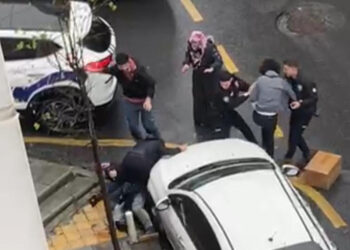 Kağıthane'de komşusunun evine taşlarla saldırdı