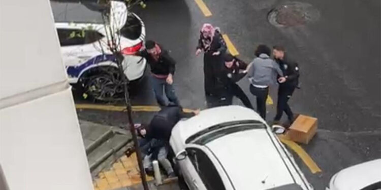 Kağıthane'de komşusunun evine taşlarla saldırdı