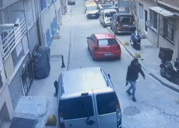 Bin lirasını geri vermeyen kadının bindiği taksiye kurşun yağdırdı