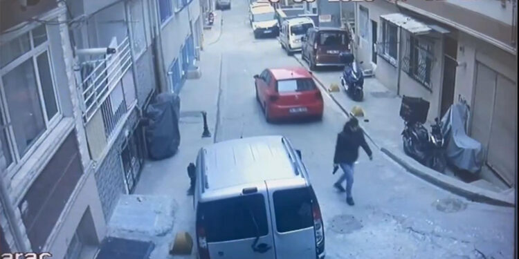 Bin lirasını geri vermeyen kadının bindiği taksiye kurşun yağdırdı