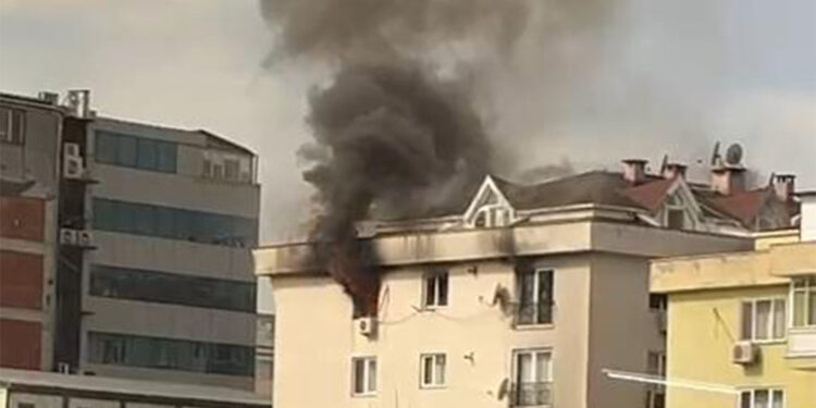 Mecidiyeköy'de 4 katlı binanın 4'üncü katında yangın