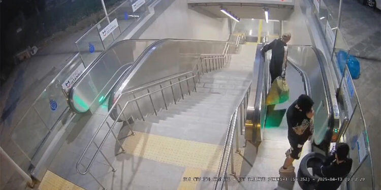 Metro istasyonuna çöp ve lastik atan şüpheliler yakalandı