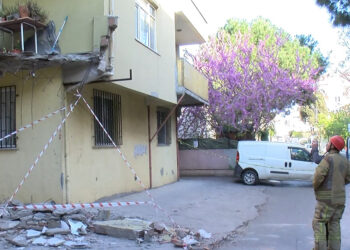 Pendik'te 5 katlı binanın 1'inci katında balkon çöktü