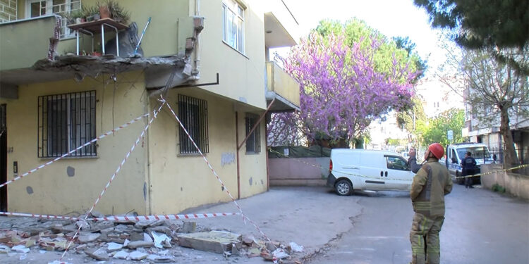 Pendik'te 5 katlı binanın 1'inci katında balkon çöktü