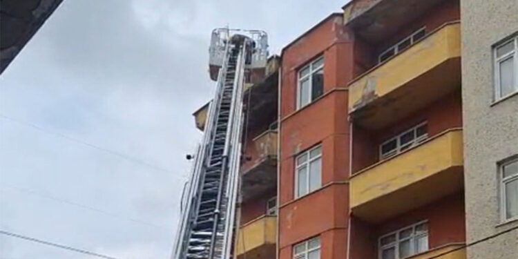 Sancaktepe'de 5 katlı metruk binanın balkonu çöktü