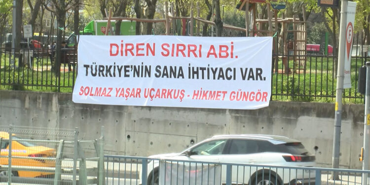 Sırrı Süreyya Önder'e destek için hastane karşısına pankart asıldı