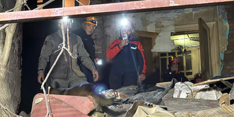 Şişli'de bir binada kısmi çökme meydana geldi