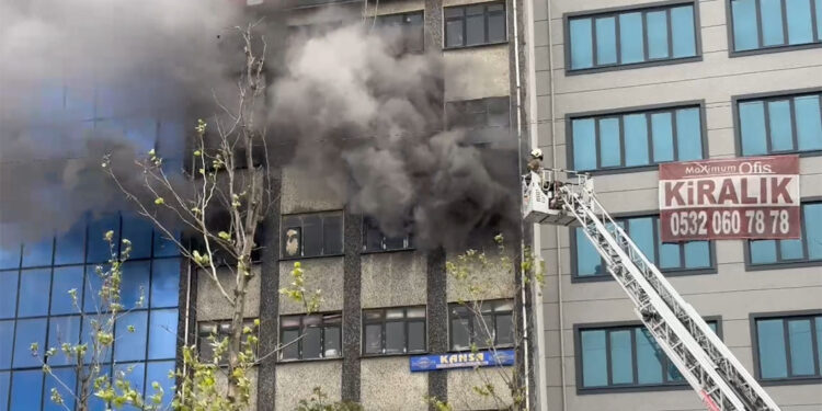Sultangazi'de ayakkabı imalathanesinde yangın