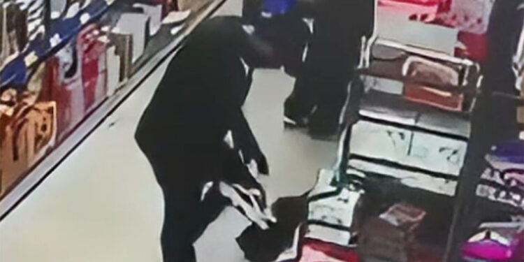 Reyonda beğendiği ayakkabıyı giyip marketten çıktı