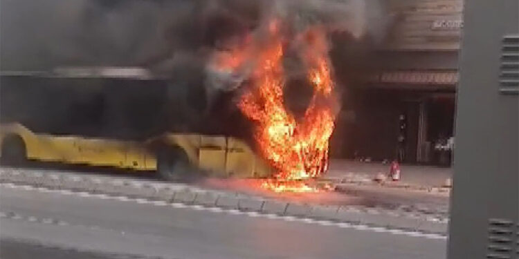 Ümraniye'de İETT otobüsü alev alev yandı