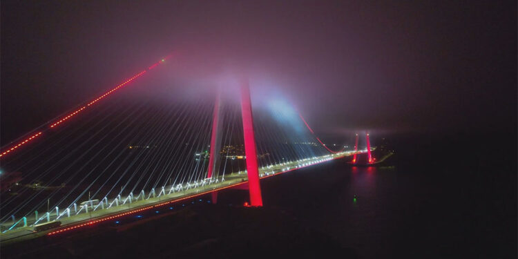 Yavuz Sultan Selim Köprüsü'ndeki eşsiz sis manzarası görüntülendi