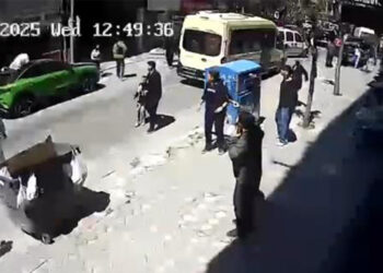 Zeytinburnu'nda deprem anında binanın 3'üncü katından atladı