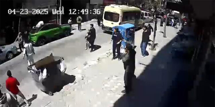 Zeytinburnu'nda deprem anında binanın 3'üncü katından atladı