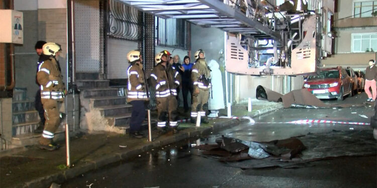 İstanbul'da fırtına etkili oldu; çatılar uçtu, elektrik telleri koptu
