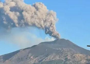 Etna Yanardağı kül ve lav püskürttü