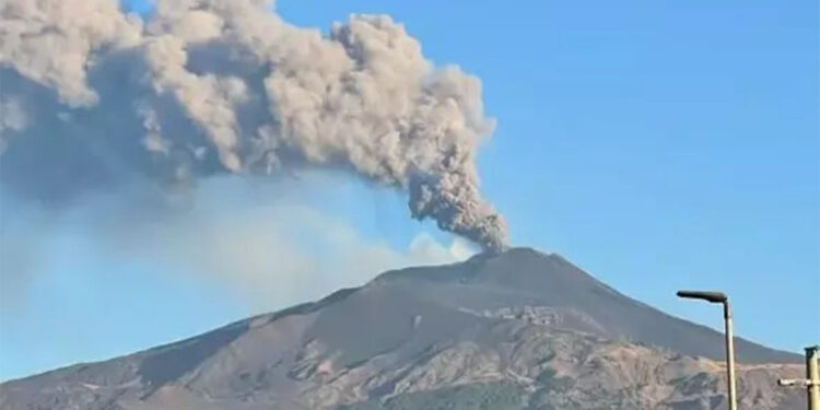 Etna Yanardağı kül ve lav püskürttü