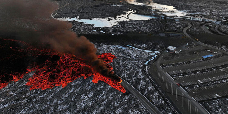 İzlanda'da volkanik hareketlilik nedeniyle turistik bölge boşaltıldı