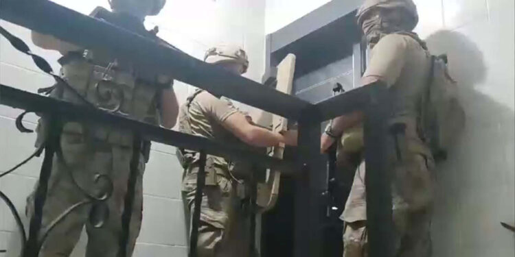 İzmir'de FETÖ/PDY'nin mahrem yapılanmasına operasyon; 6 gözaltı