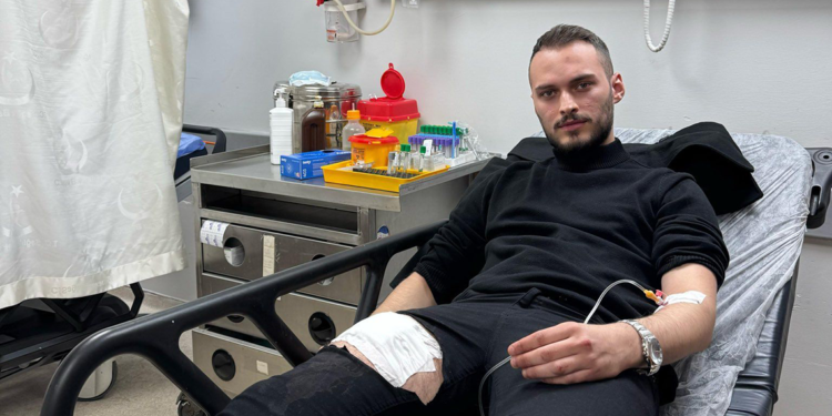 İmza standında görevli CHP üyesi, bacağından bıçaklandı