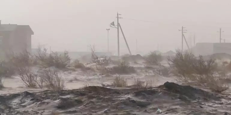 İran'ın bazı eyaletlerinde kum fırtınası nedeniyle okullar tatil edildi