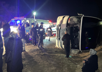 İşçilerin taşındığı servis otobüsü yol kenarına devrildi; 23 yaralı